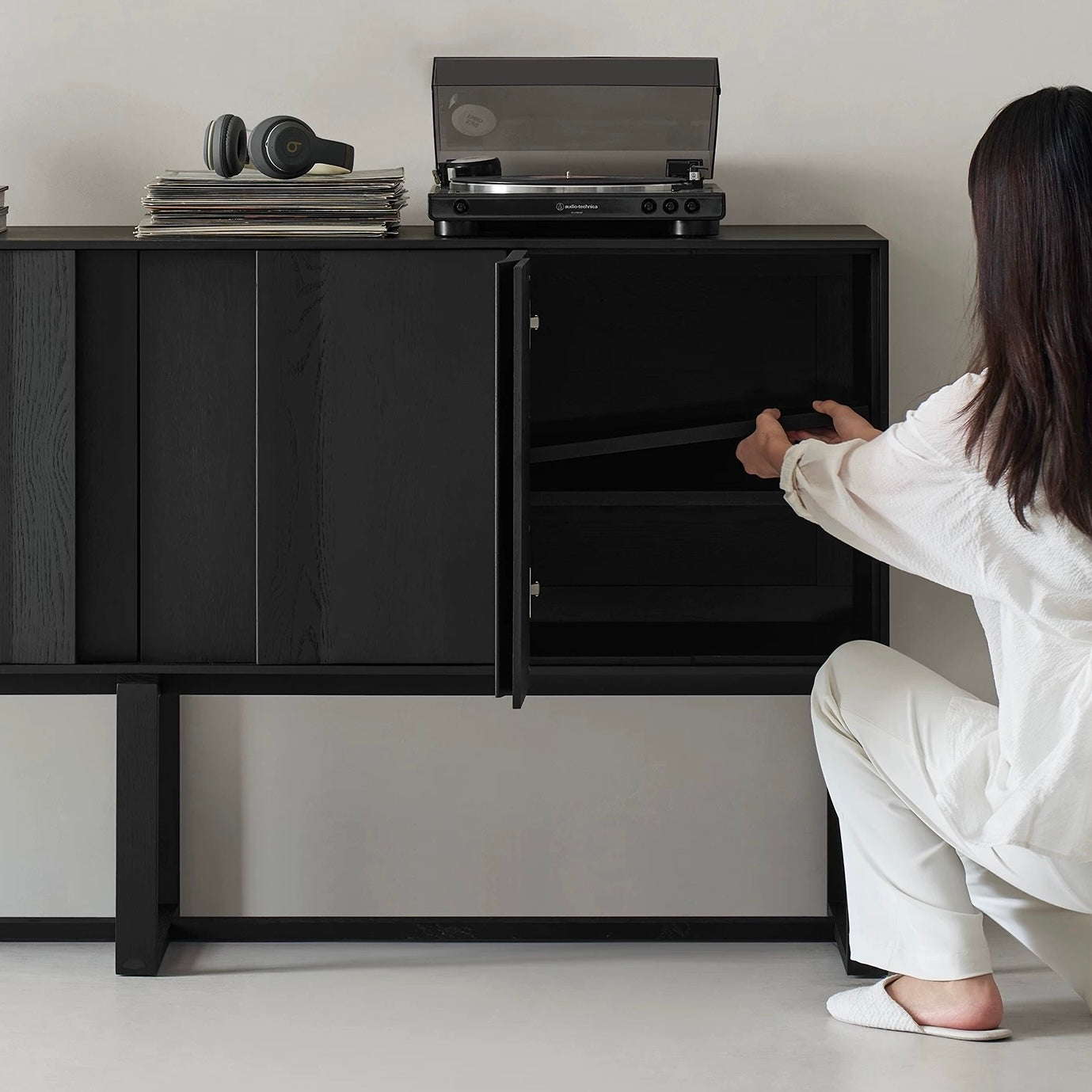 ソリッドウッドロングレッグキャビネット