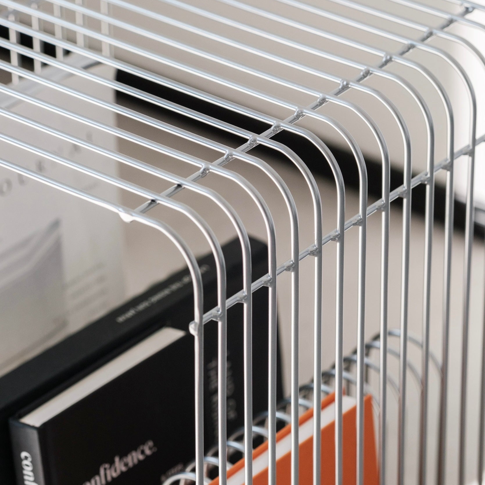 メタルシルバーマガジンテーブル