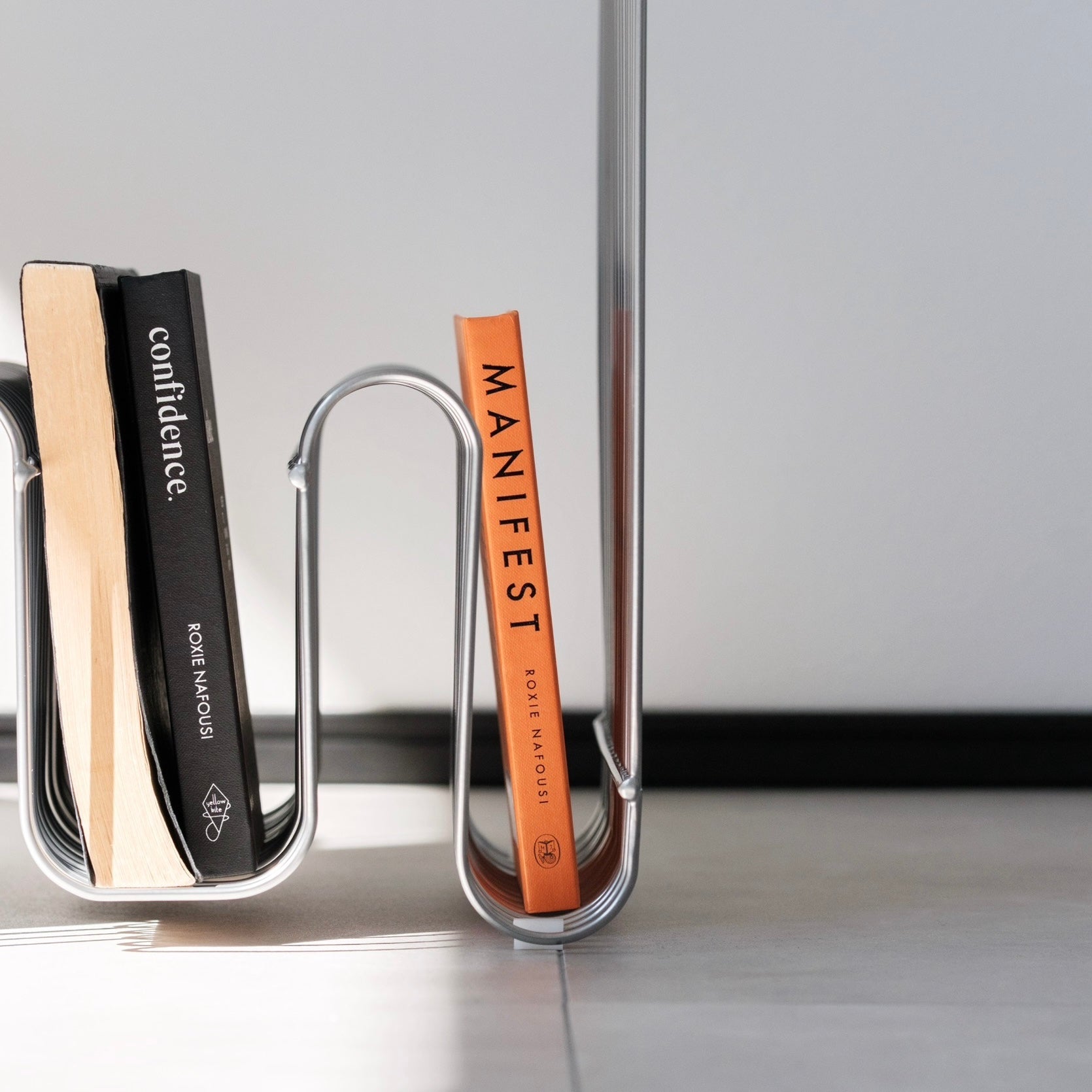 メタルシルバーマガジンテーブル