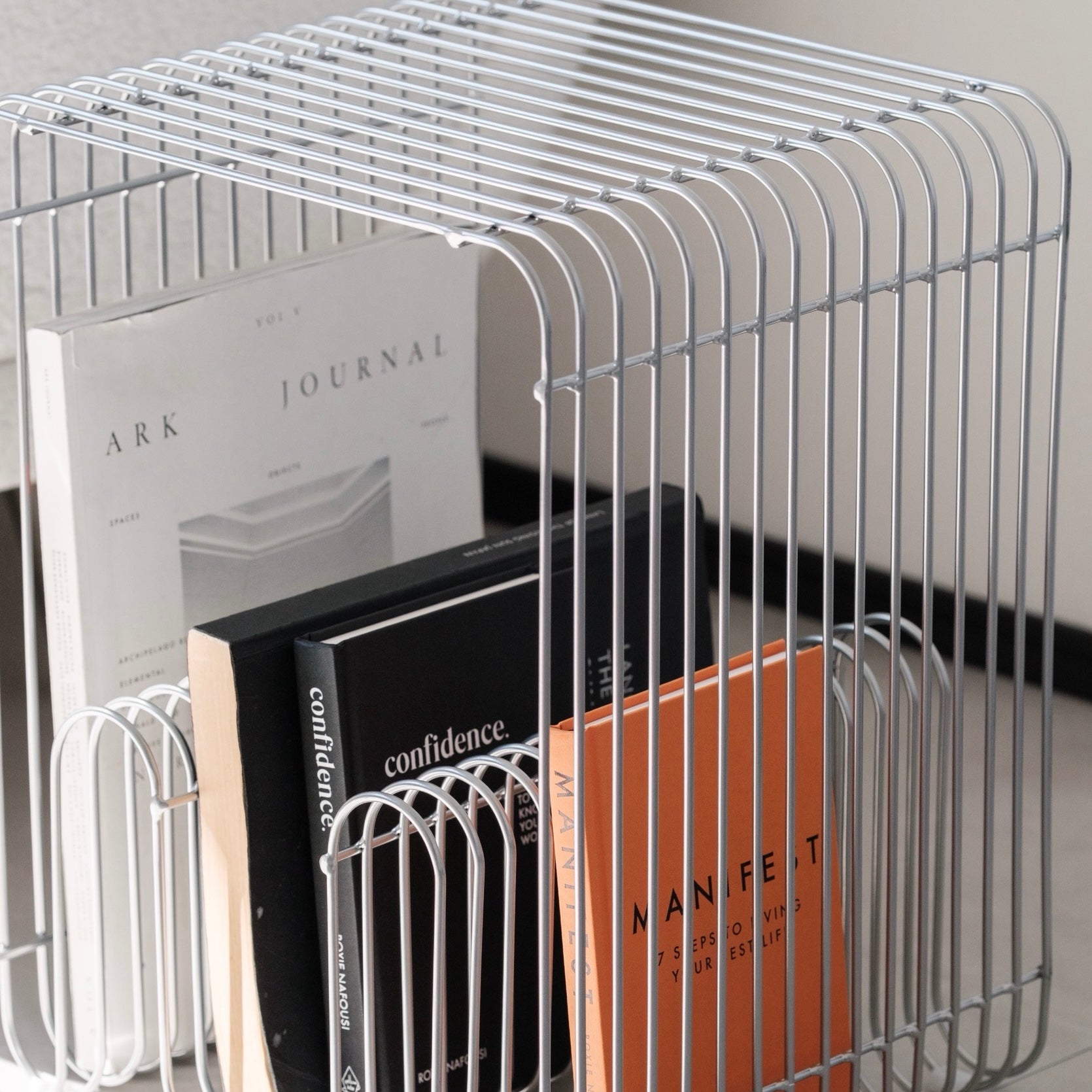 メタルシルバーマガジンテーブル