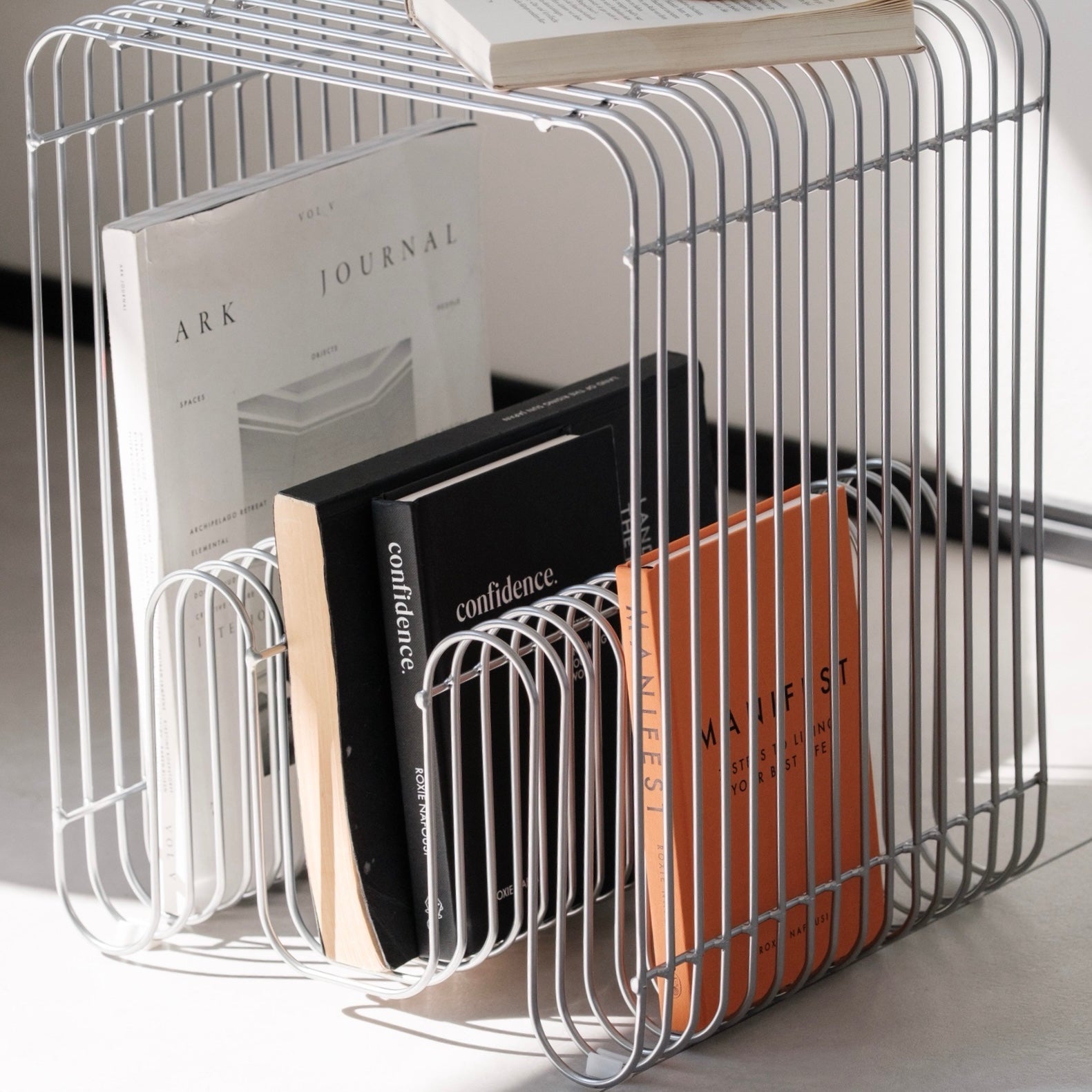 メタルシルバーマガジンテーブル