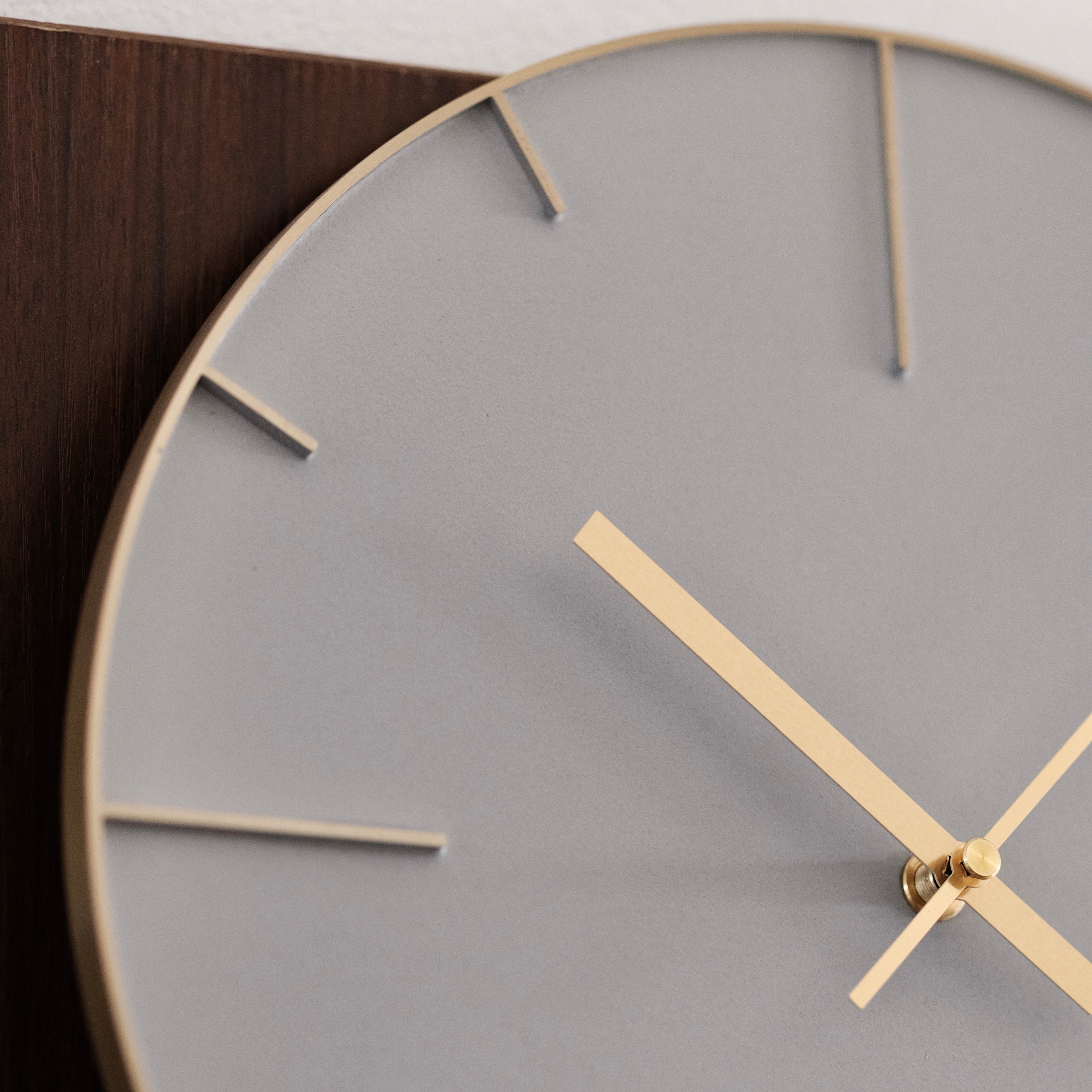 ウォールクロック　エンボスゴールド×ベトン