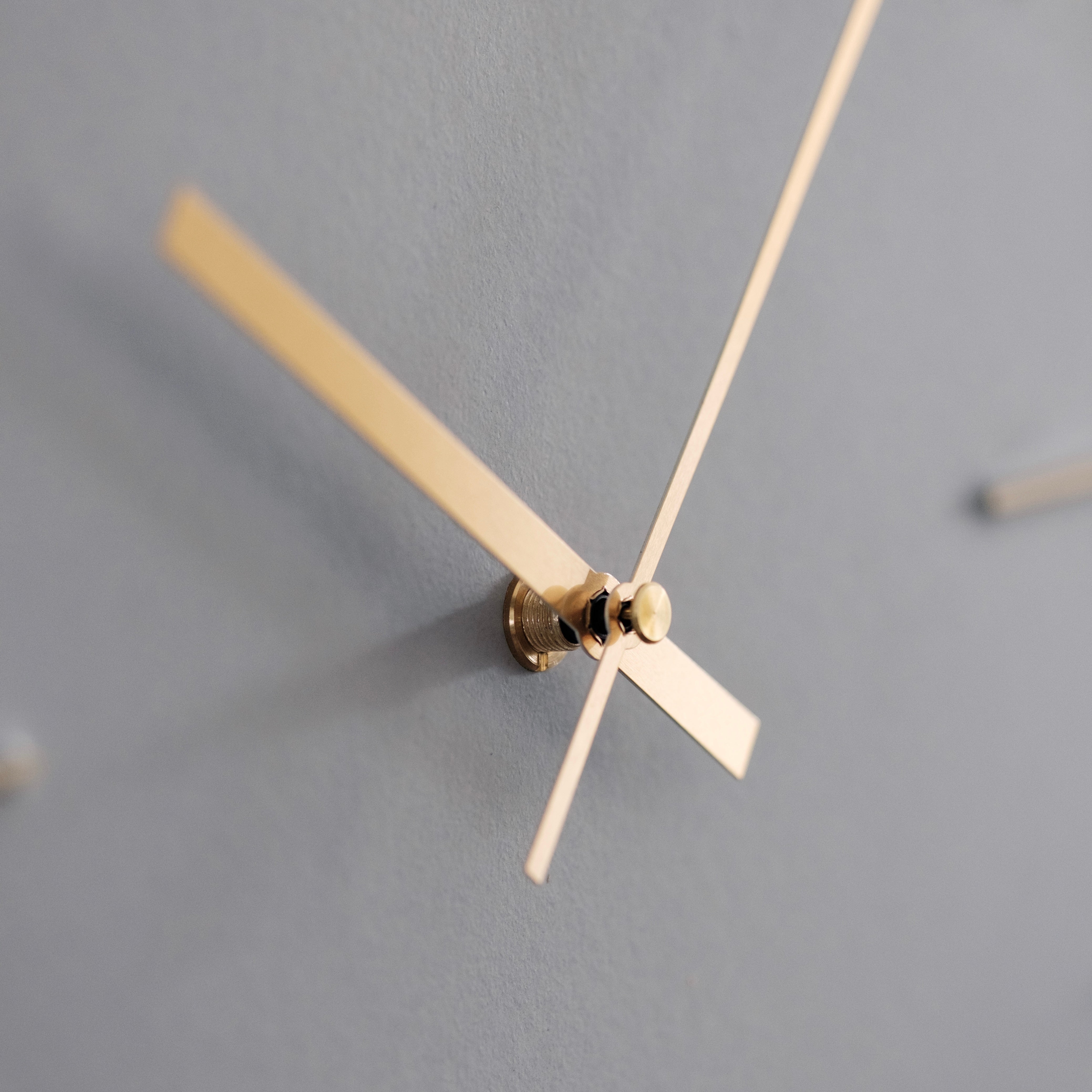 ウォールクロック　エンボスゴールド×ベトン