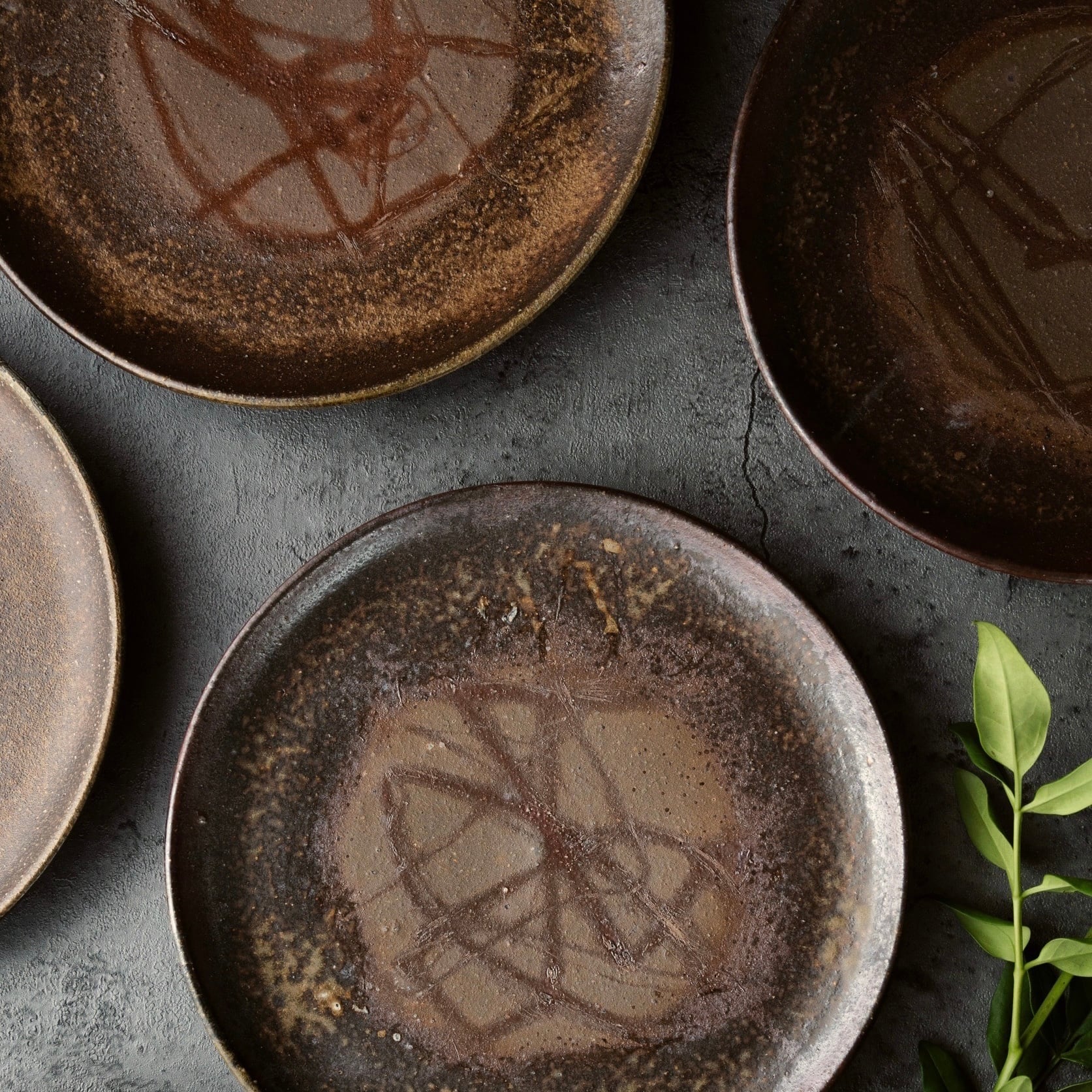 ルビーエンボスプレート［備前焼］