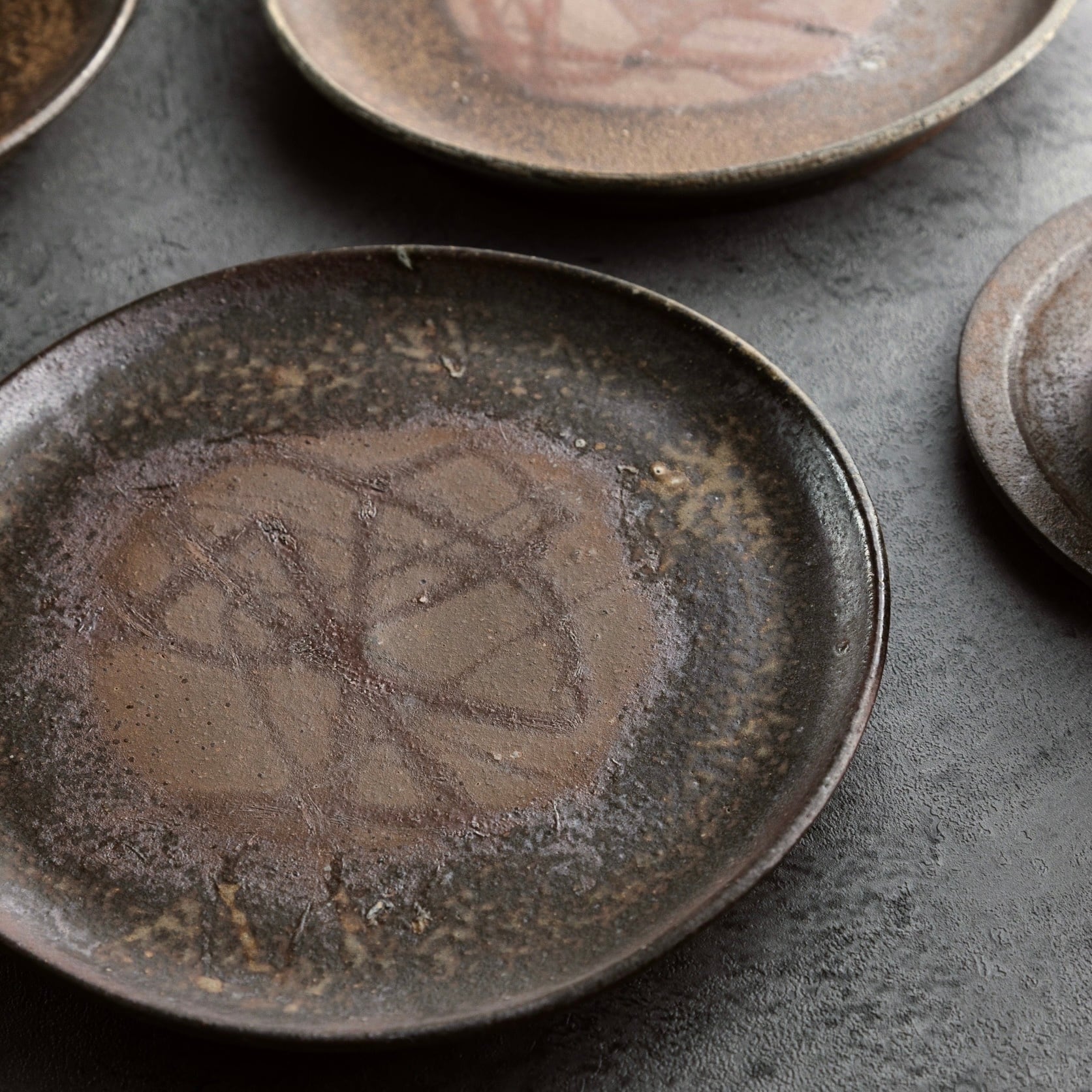 ルビーエンボスプレート［備前焼］