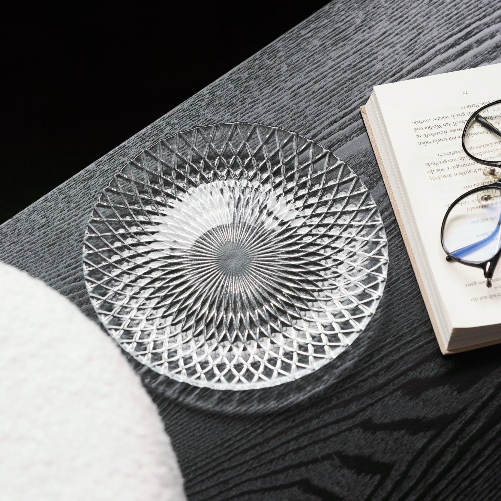 和風デザインの円形ガラスプレート デザインカット シンプルプレート［ガラス］