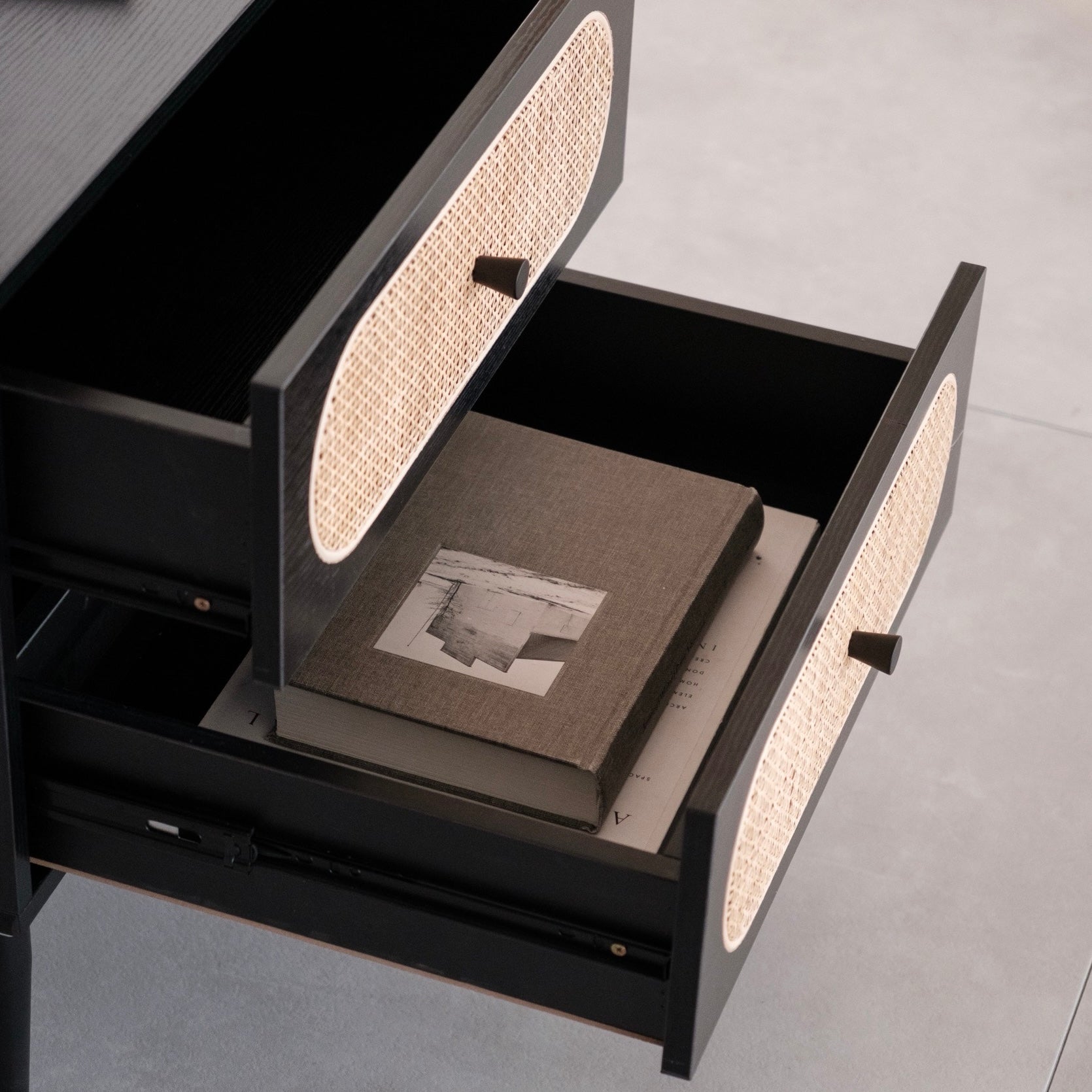 ブラック×ラタン サイドテーブル