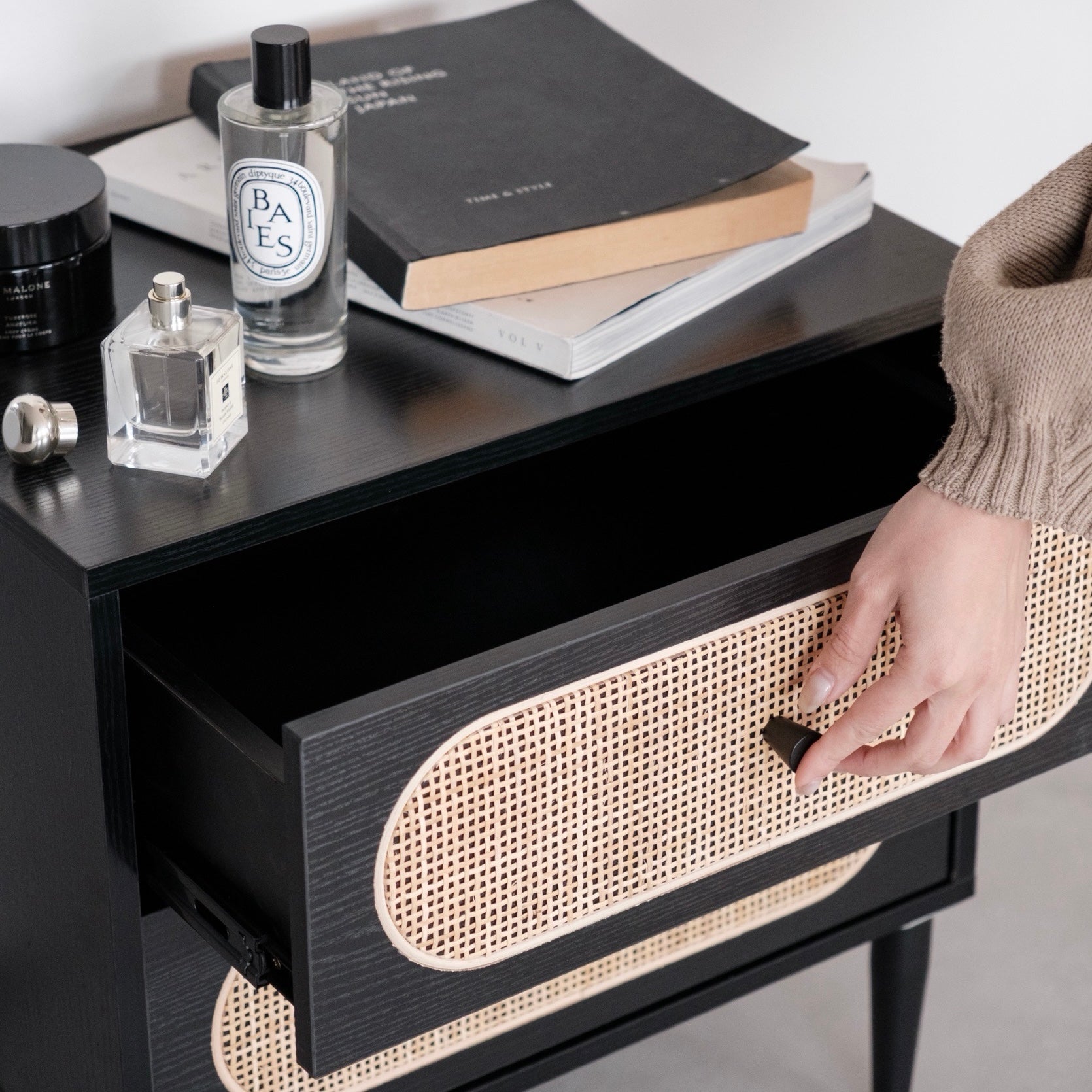 ブラック×ラタン サイドテーブル