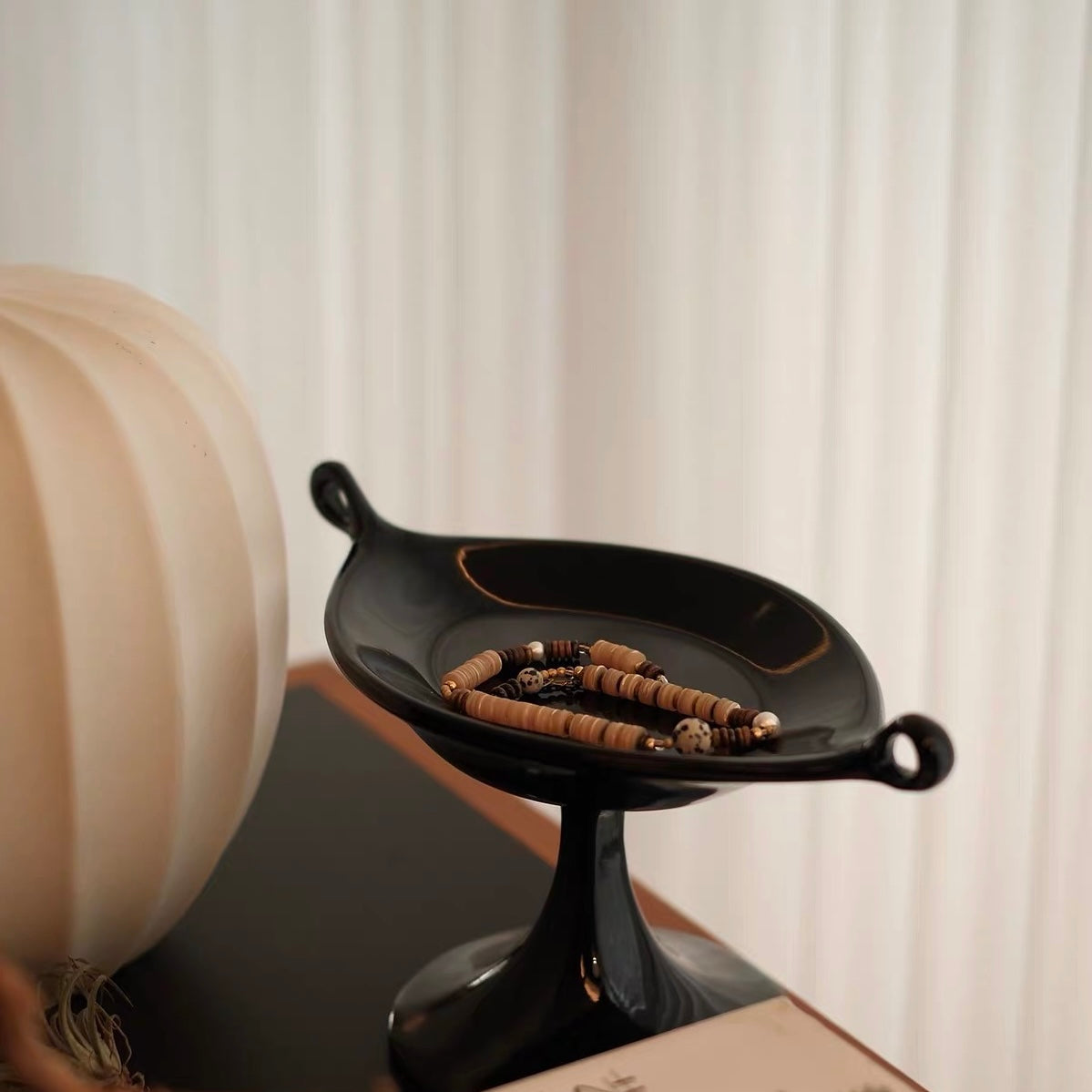 ブラックペデスタルトレイ