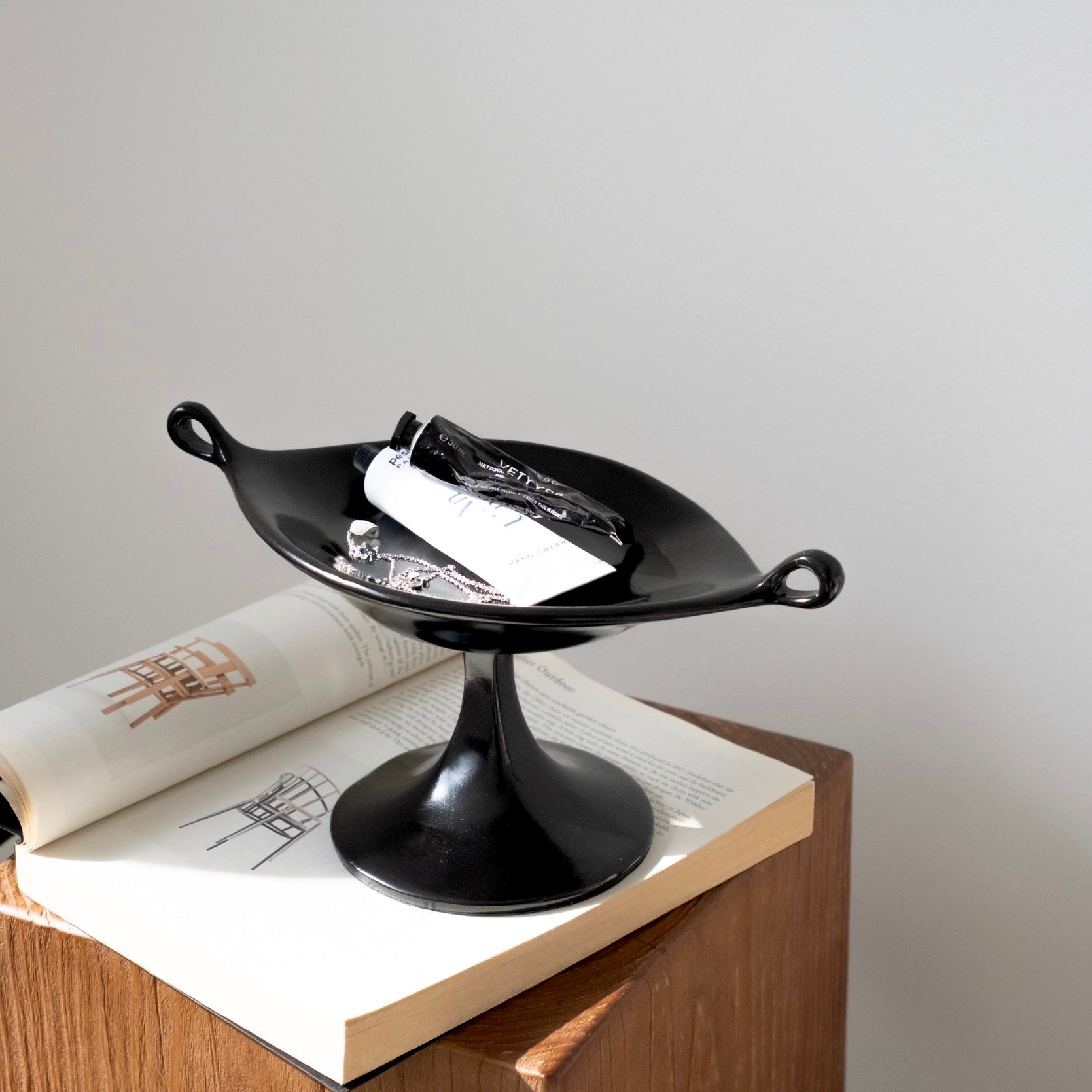 ブラックペデスタルトレイ